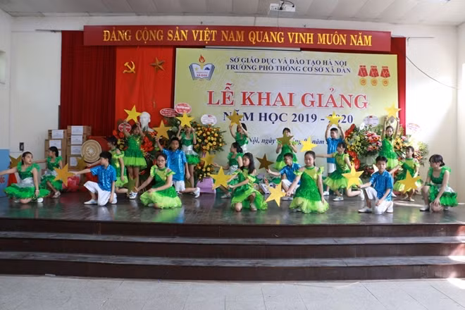 Như bao ngôi trường khác trên cả nước, hôm nay (5-9), thày trò trường PTCS Xã Đàn (Đống Đa, Hà Nội) từng bừng đón chào năm học mới.