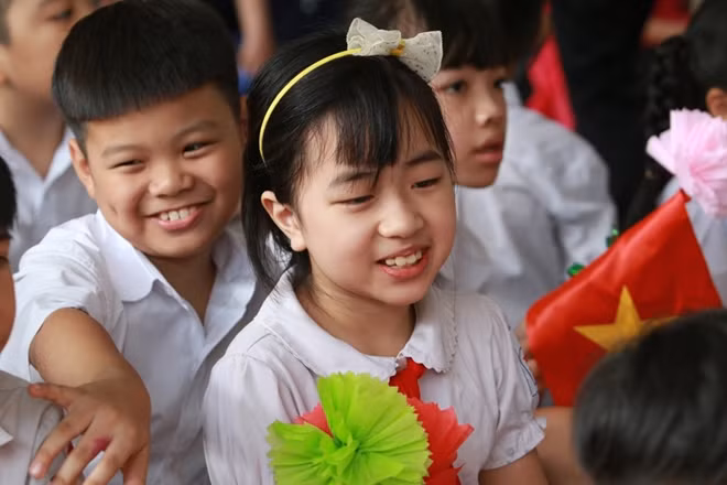 Dù đến trường với nhiều tâm trạng khác nhau nhưng hầu hết các em đều tỏ ra háo hức phấn khởi trước năm học mới.