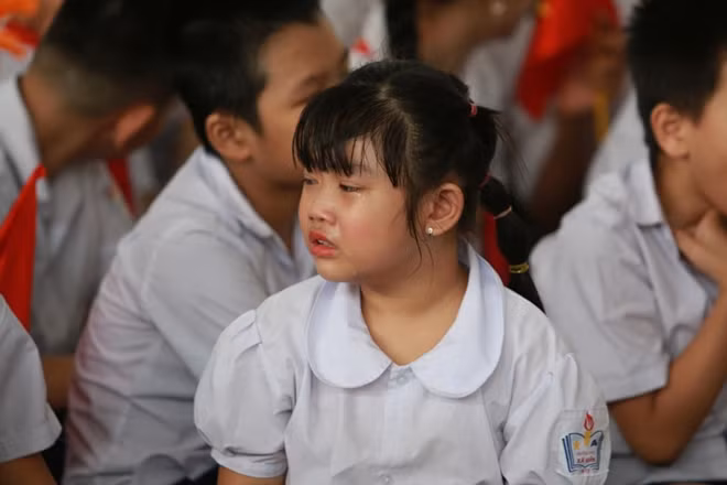 Có em không cầm nỗi nước mắt....