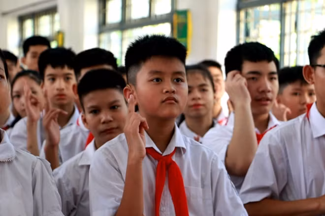 Những em học sinh không thể nghe, nói bình thường sẽ dùng ngôn ngữ ký hiệu để cất cao giai điệu hào hùng của bài Quốc ca.