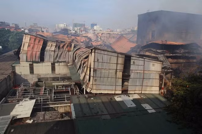 Tới 00h30 ngày hôm nay (29-8), lực lượng chức năng đã cơ bản khoanh vùng được đám cháy...