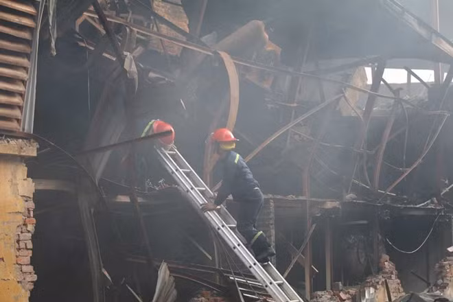 Đến sáng nay, khói và một số đốm lửa nhỏ vẫn bốc lên tại hiện trường.