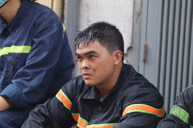 Nhiều lính cứu hỏa đã làm việc xuyên đêm để dập lửa, di chuyển tài sản và chống cháy lan tới các hộ dân liền kề khu vực nhà kho.