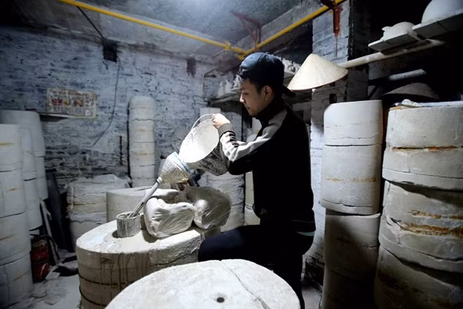 Những ngày này về Bát Tràng đâu đâu cũng bắt gặp cảnh người dân hối hả sản xuất. Để có những chú lợn đất phục vục cho Tết Nguyên Đán sắp đớn, người thợ phải làm rất công đoạn, từ nhào đất, đổ khuôn...