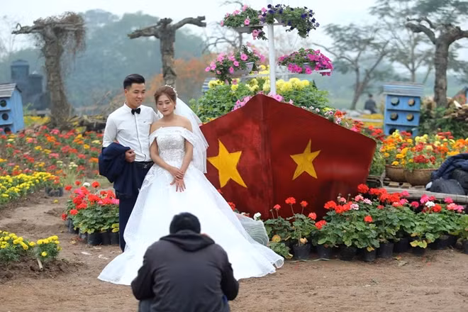 Nhiều cặp đôi cũng chọn nơi này làm nơi chụp ảnh cưới.