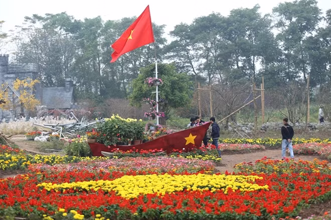 Ngoài ra, còn có những tiểu cảnh hình con thuyền vươn mình ra biển lớn, được trang trí bằng hoa cúc nhiều màu và lá cờ tung bay trong gió.
