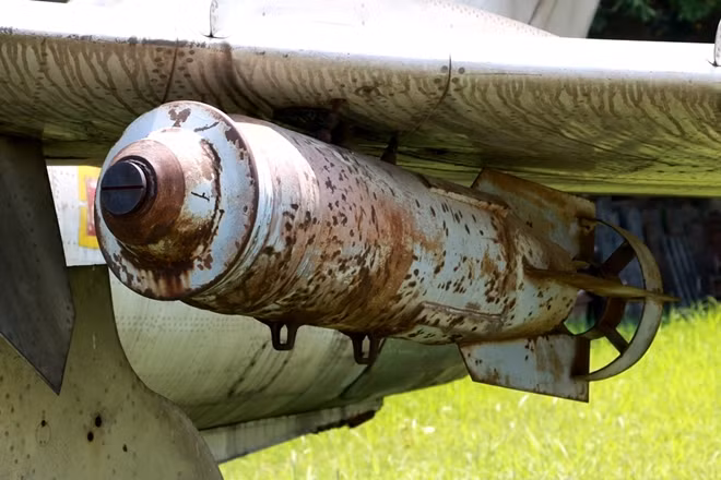 Tiêm kích MiG-17 có thể được dùng làm máy bay chiến đấu-ném bom, nhưng trọng lượng bom rất nhỏ so với những loại máy bay chiến đấu khác. Tuy vậy các phi công Việt Nam vẫn thực hiện nhiều trận đánh oanh liệt vào năm 1972 làm bị thương và hư hỏng nặng một tàu chiến Mỹ đang bắn phá ngoài khơi Đồng Hới, Quảng Bình.