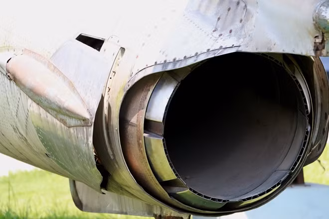 Động cơ MiG-17 là động cơ phản lực turbo gắn bên trong thân máy bay và lấy không khí từ mũi máy bay.