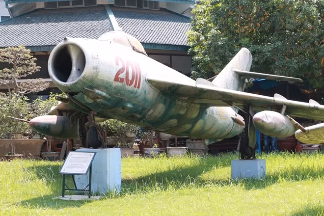 Những chiếc Mig-17 của Không quân Việt Nam đã được nghỉ hưu từ lâu, một số yên vị trong bảo tàng nhưng những chiến công oanh liệt như huyền thoại của Mig-17 sẽ còn sống mãi.