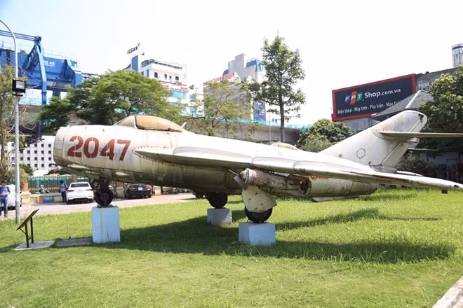 Cánh và đuôi của máy bay MiG này được thiết kế lại để tăng tính ổn định cho máy bay và khả năng điều khiển máy bay ở tốc độ nhanh gần Mach 1 (tốc độ âm thanh).