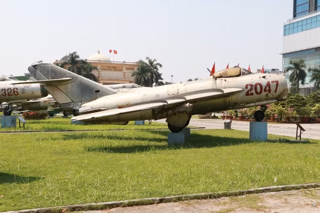 Tốc độ tối đa là 1.120km/h, trần bay là 15,8km, một tốc độ khá chậm nếu so với các máy bay chiến đấu đa năng hiện đại của Mỹ thời đó như Con ma F4 hay Thần sấm F105