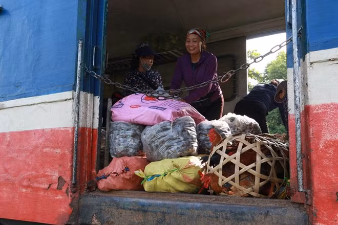 Một vé tàu gồm cả người và hàng hóa chỉ hơn 80.000 đồng. Với thu nhập từ tiền lãi bán nông sản chủ yếu là nhỏ lẻ của bà con nông dân thì chi phí di chuyển trên là hợp lý.