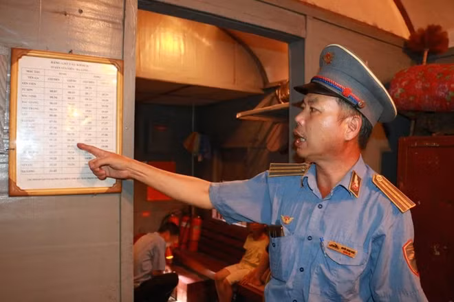 Ông Nguyễn Trung Ngân, Trưởng tàu cho biết thêm hành khách chủ yếu của chuyến tàu này lên từ các điểm dừng trên tuyến như ga Kép ( thị trấn Kép, huyện Lạng Giang, tỉnh Bắc Giang).