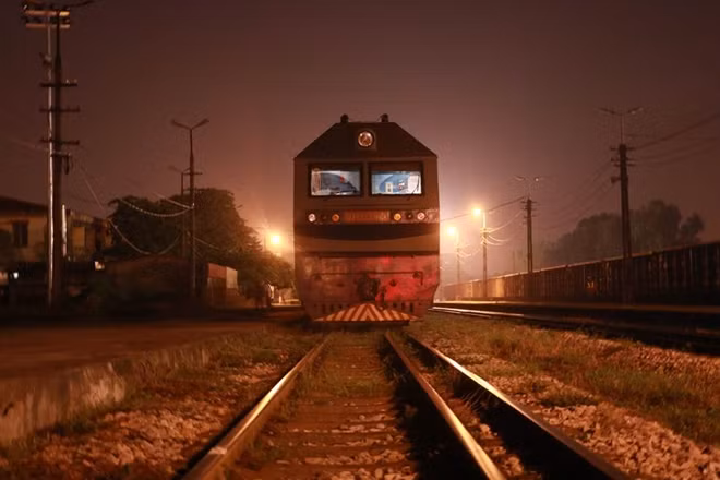 Chuyến tàu hỏa tuyến Yên Viên - Hạ Long thường khởi hành từ sáng sớm.