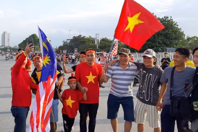 Khoảnh khắc thân thiện giữa CĐV Việt Nam và CĐV Malaysia.