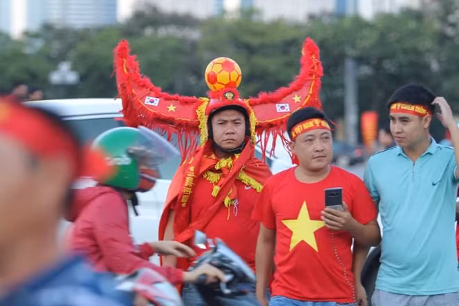 Các cổ động viên hóa trang rực rỡ đẹp mắt cổ vũ đội tuyển Việt nam trước giờ thi đấu