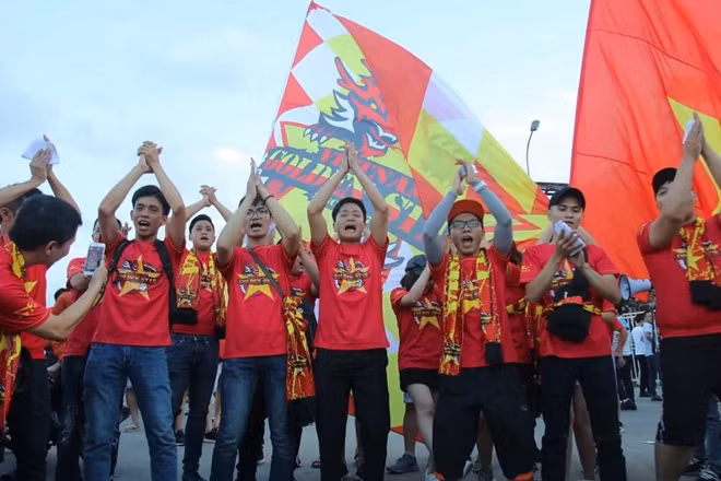 Càng gần đến giờ bóng lăn tại khu vực Mỹ Đình càng đông những CĐV kéo về. Nhiều CĐV trẻ đã có mặt từ rất sớm tại sân VĐ Mỹ Đình hào hứng cổ vũ cho đội tuyển