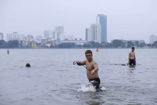 Mức nhiệt cao kèm theo oi bức này duy trì trong vài ngày liên tiếp khiến nhu cầu giải nhiệt của người dân tăng cao.