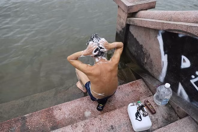 Những bình nhựa được người dân sử dụng làm dụng cụ bơi .