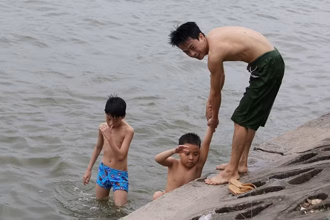 Những em nhỏ tắm tại đây cần được người lớn đi kèm, để phòng ngừa bất trắc.