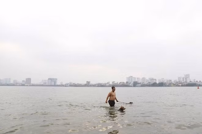 Mấy ngày gần đây, Hà Nội bỗng chuyển nắng gắt, oi bức và hôm nay (10-4) là một trong những ngày cao điểm trong đợt nắng nóng đầu tiên với nền nhiệt dao động từ 33- 37 độ C.