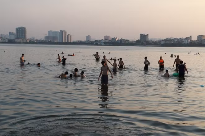 Cũng vì lượng người tắm đông nên khu vực này được ví như "bãi biển" giữa lòng Hà Nội.