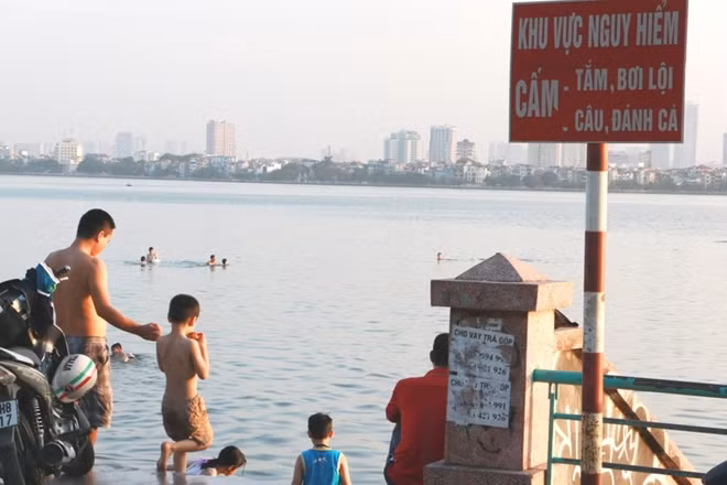 Mặc dù đã có biển cảnh báo nguy hiểm, nhưng "bãi tắm" vẫn vô cùng đông đúc, náo nhiệt, nhất là vào những ngày nắng nóng.