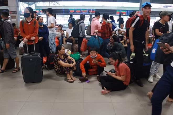Do dịp nghỉ lễ 30-4 năm nay kéo dài nên nhiều người tranh thủ ngay chiều nay để lên đường về quê.