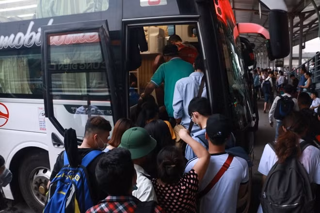 Theo ghi nhận của phóng viên, những hành khách chọn đi vào hôm nay chủ yếu có quê ở những tỉnh xa như Nghệ An, Hà Tĩnh...