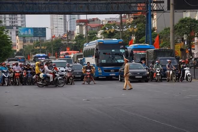Ngoài sử dụng xe khách nhiều người còn sử dụng phương tiện cá nhân để về quê trong dịp này khiến lưu lượng giao thông ở các cửa ngõ Thủ đô tăng vọt. Trong ảnh ngã tư Giải Phóng - Vành đai 3.