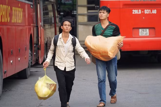 Lãnh đạo bến xe cho hay, bắt đầu từ hôm nay lượng hành khách đổ về bến đã tăng lên nhưng không đáng kể. Dự kiến trong ngày mai mới là ngày đông đúc tại bến.