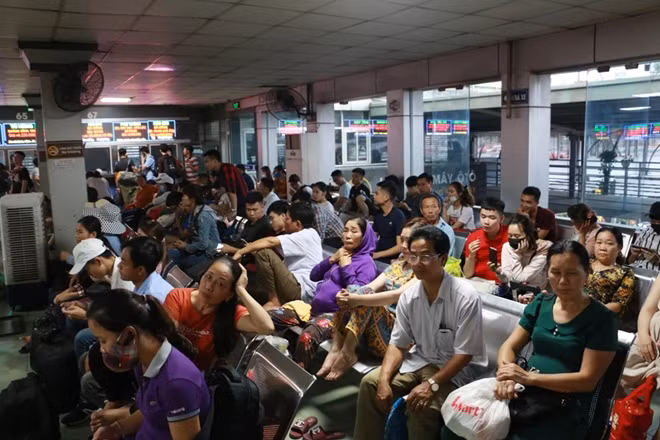 Lượng người đổ về bến xe Nước Ngầm hôm nay đông hơn thường ngày.