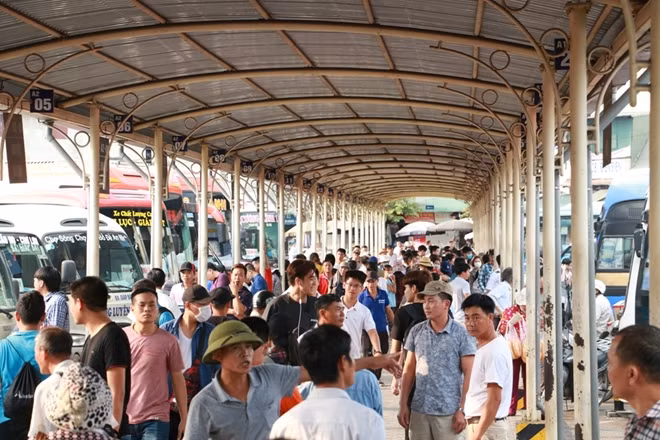 Trong khi đó tại bến xe Giáp Bát lượng khách đi tăng chút ít so với ngày thường.