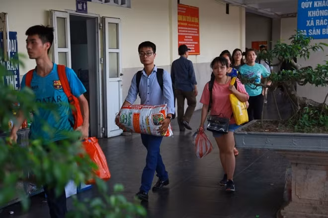 Những người dân về quê gần như ai cũng lỉnh kỉnh đồ đạc. Một kỳ nghỉ lễ kéo dài giúp rất nhiều gia đình có được một khoảng thời gian nghỉ ngơi cần thiết.