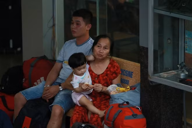 Hai bà cháu bác Hoa đang ngồi đợi xe tại bến Nước Ngầm. Bác Hoa cho biết nhân dịp nghỉ lễ nên hai bà cháu về quê chơi, để tranh thủ bác chọn đi vào chiều ngày hôm nay (26-4)