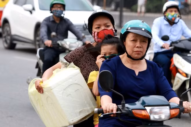 Các gia đình về quê bằng xe máy với rất nhiều đồ đạc mang theo.