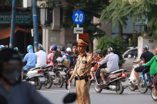 Việc số lượng phương tiện tăng vọt vào cuối giờ chiều hôm nay khiến các chiến sĩ CSGT làm việc khá vất vả.