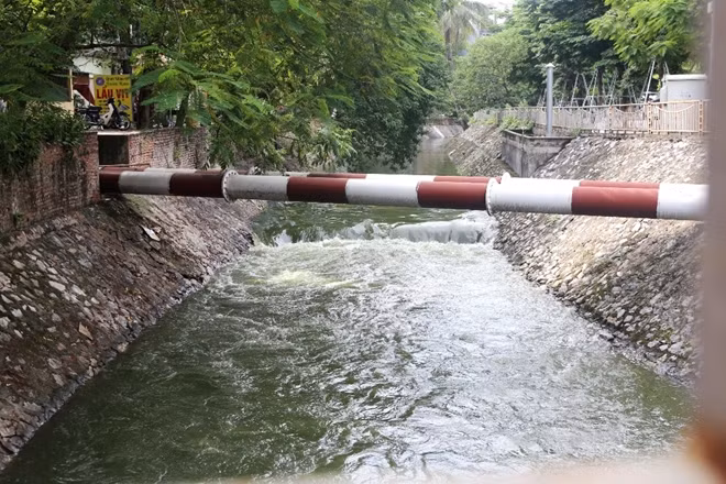 Đây là lần xả nước lớn thứ 2 liên tiếp trong vòng 1 tháng qua vào sông Tô Lich.