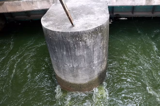 Hai cửa xả ở phố Trích Sài, Tây Hồ được mở từ 12h chiều nay (31-7).