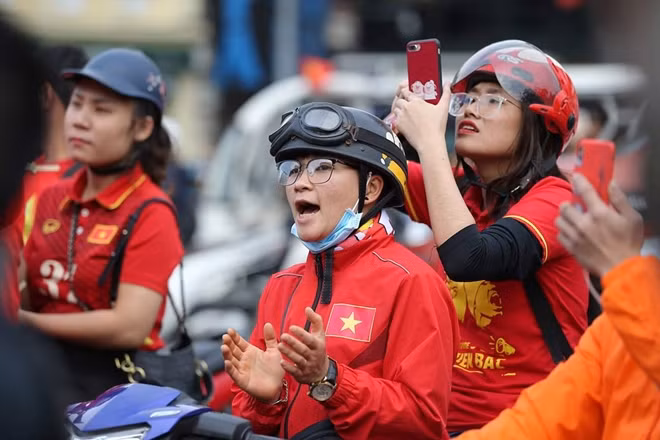 Các CĐV rực rỡ với cờ đỏ sao vàng, khiến cho đường phố trở nên náo nhiệt, tràn ngập không khí bóng đá.
