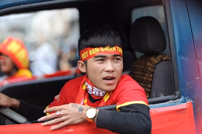 Đoàn diễu hành đi qua nhiều tuyến phố, liên tục phất cờ, hô vang khẩu hiệu "Việt Nam chiến thắng".