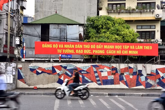 Nhiều người dân khi đi qua con đường gốm sứ ven sông Hồng phải lắc đầu ngao ngán, tiếc nuối khi con đường rơi vào tình trạng này.