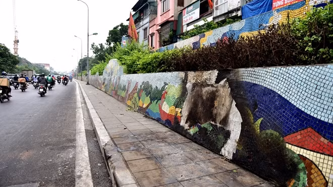 Tình trạng những bức tranh gốm sứ bị "bôi bẩn", phá hoại đang xảy ra trên con đường gốm sứ ven sông Hồng.