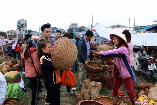 Một số người chọn mua cả nông cụ về lấy may trong năm mới
