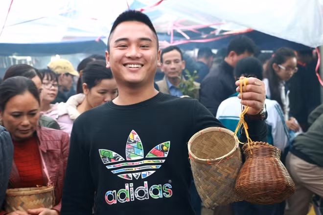 Một vị khác đến phiên chợ chia sẻ " Năm nào dịp đầu xuân tôi cùng người thân cũng đến chợ Viềng để du xuân cũng như đến đây mua một số thứ để mua may dịp đầu năm mong muốn cả năm được may mắn".