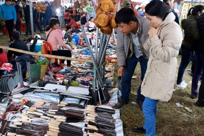 Trong hàng ngàn vật dụng được bày bán ở chợ, có 5 mặt hàng được du khách “săn đón” nhiều nhất là cây cảnh, dụng cụ lao động, đồ cũ, tiền cổ và thịt bò.