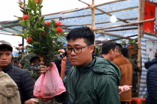 Theo quan niệm dân gian, khi đến với chợ Viềng, du khách mua bất cứ vật dụng gì cũng đều mang đến cho gia đình may mắn.