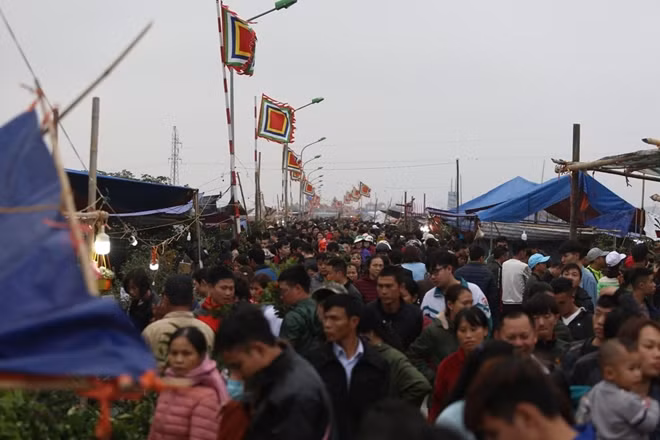 Càng gần giờ họp chợ biển người đổ về chợ Viềng ngày càng đông khiến phiên chợ kẹt cứng đông nghị người.