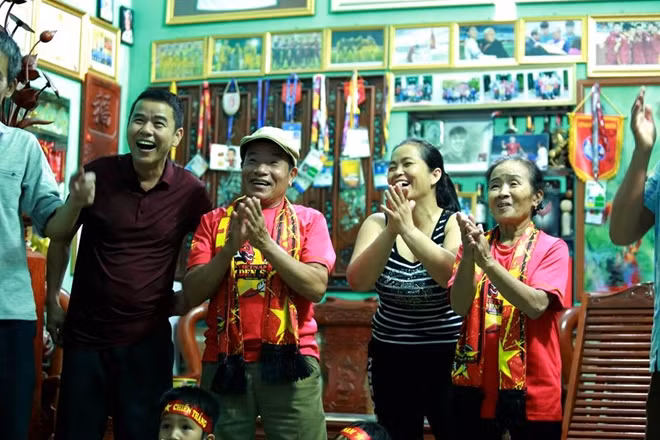 Niềm vui như bùng cháy khi Duy Mạnh ghi bàn thắng.