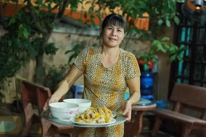 Kết thúc trận đấu, gia đình Duy Mạnh cùng bà con trong xóm đã tổ chức tiệc ăn mừng chúc mừng đội tuyển nước nhà có trận đại thắng trước ĐT Indonesia.